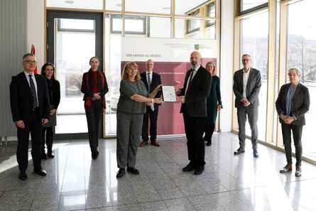 Akteure der sächsischen Gesundheitslandschaft überreichen das „Zielbild 2030 – Sächsische Krankenhausversorgungslandschaft im Wandel“ an Sozialministerin Petra Köpping 